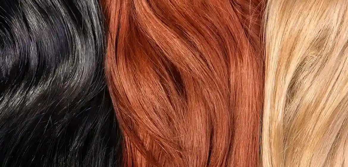 Schwarze, orange und blonde Haare nebeneinander